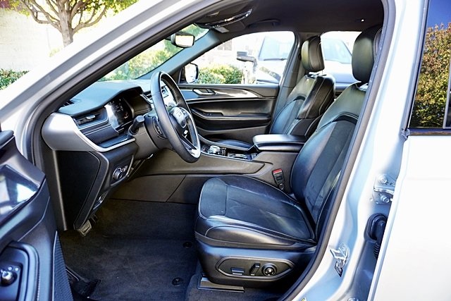 Used 2021 Silver Jeep Altitude image 15