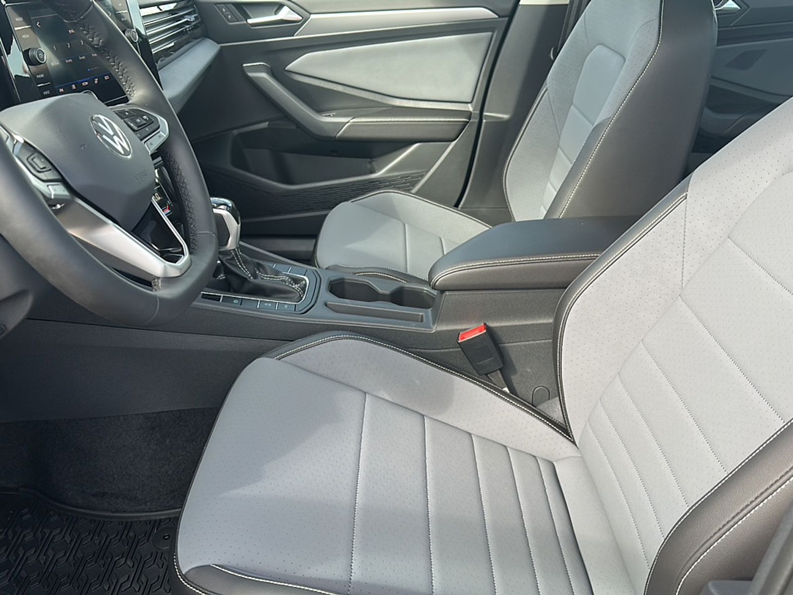 2025 Volkswagen Jetta 1.5T SE photo 2