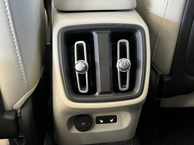 2025 Volvo XC40 Plus photo 34