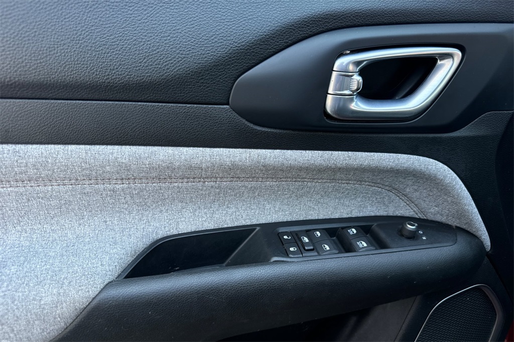 2022 Jeep Compass Latitude Lux photo 12