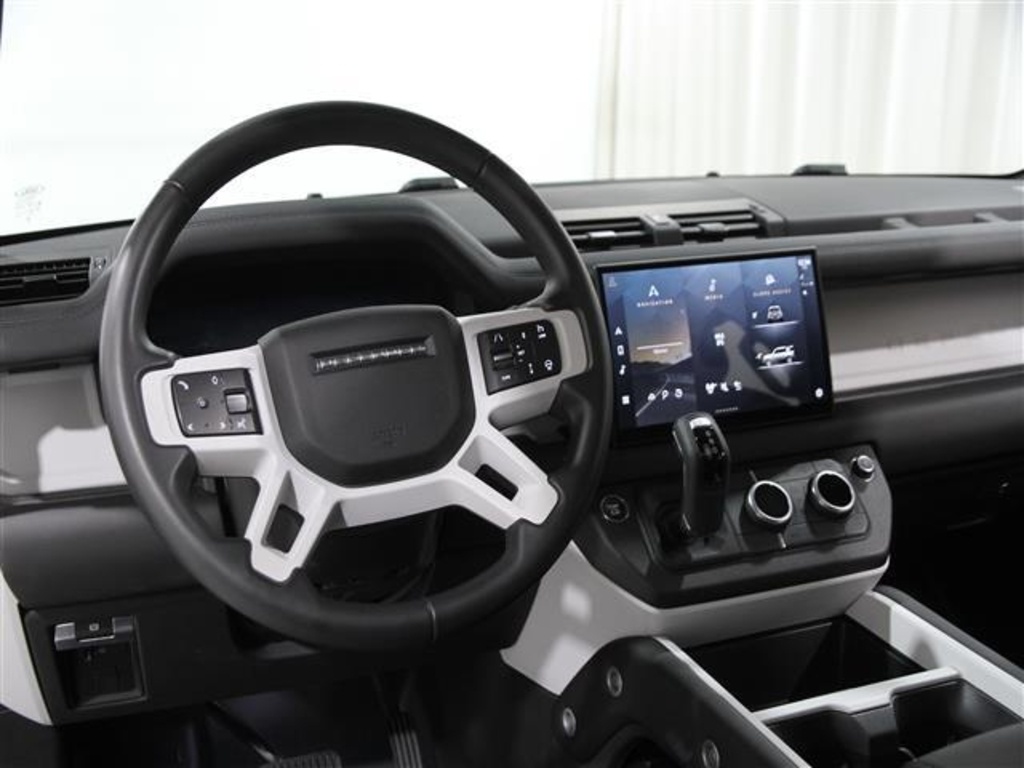 2025 Land Rover Defender 110 S photo 4