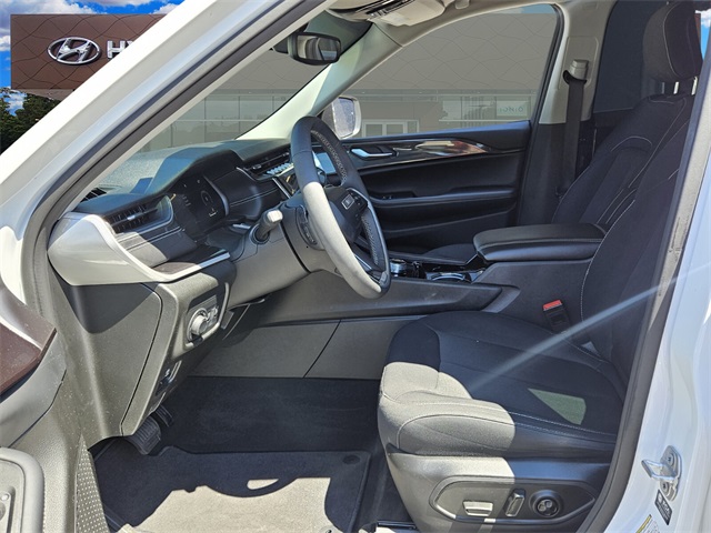 2023 Jeep Grand Cherokee Laredo photo 5