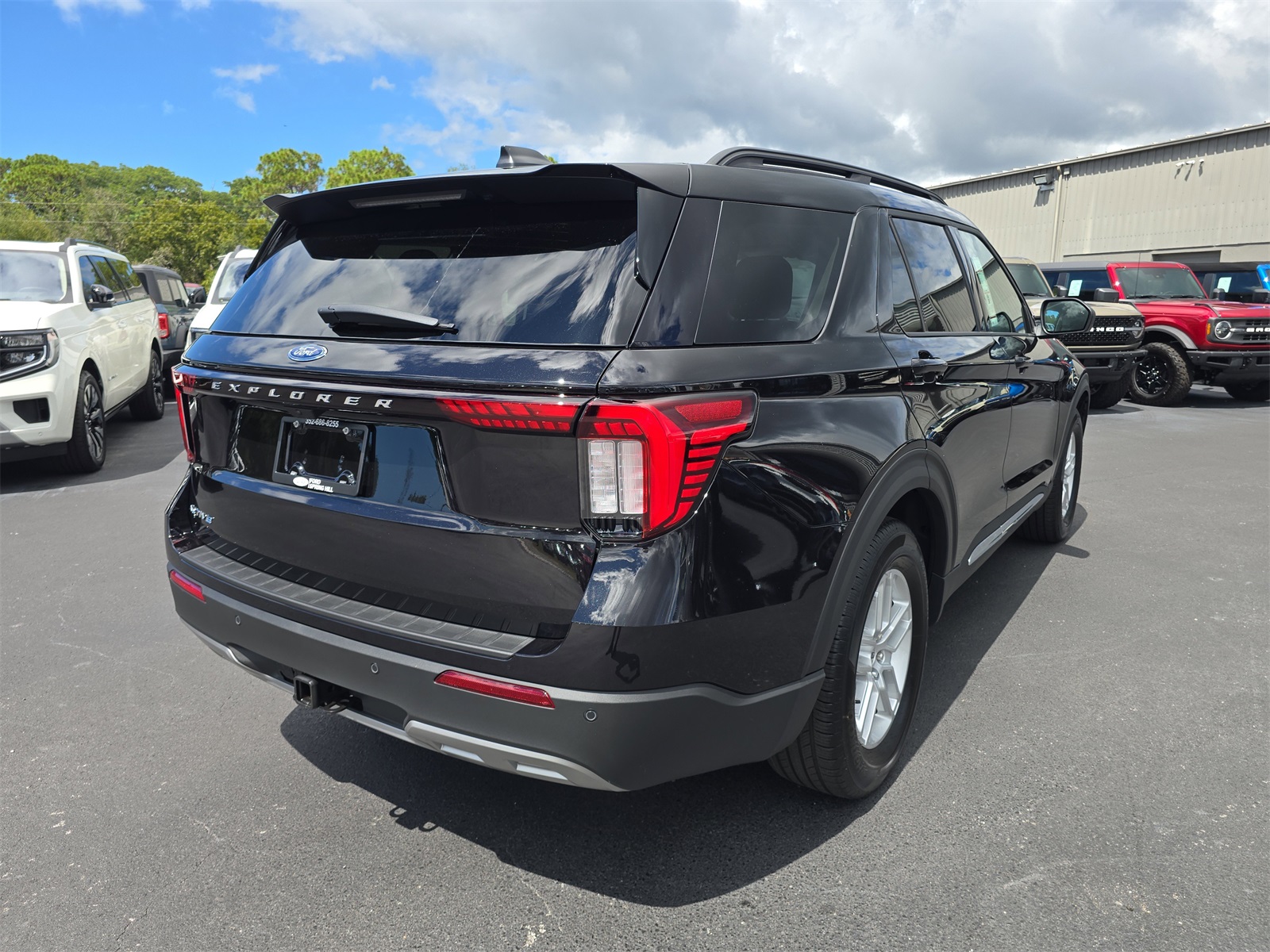 2025 Ford Explorer photo 3