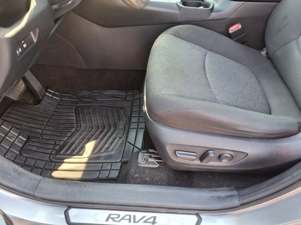 2020 Toyota RAV4 XLE photo 12
