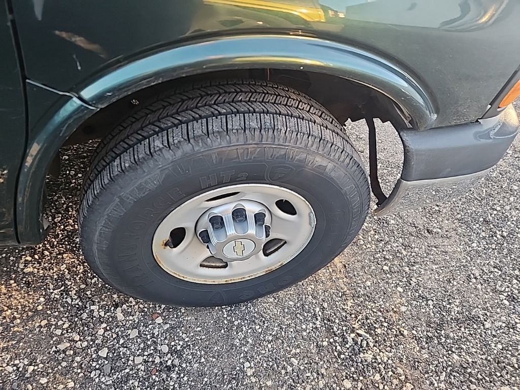 2011 Chevrolet Express 2500 Work Van photo 2