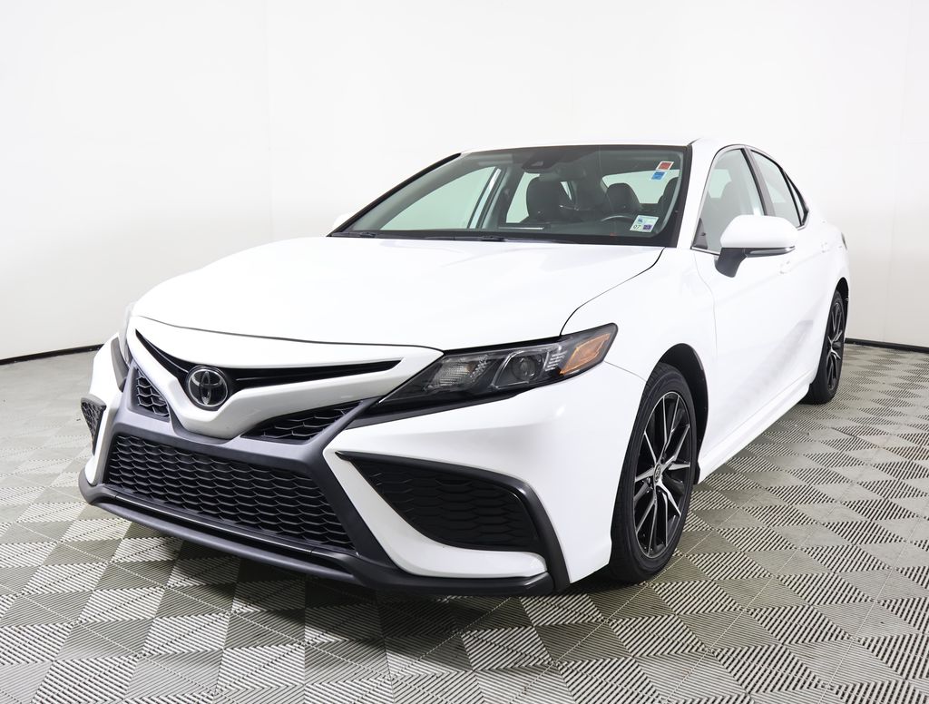 2022 Toyota Camry SE photo 2