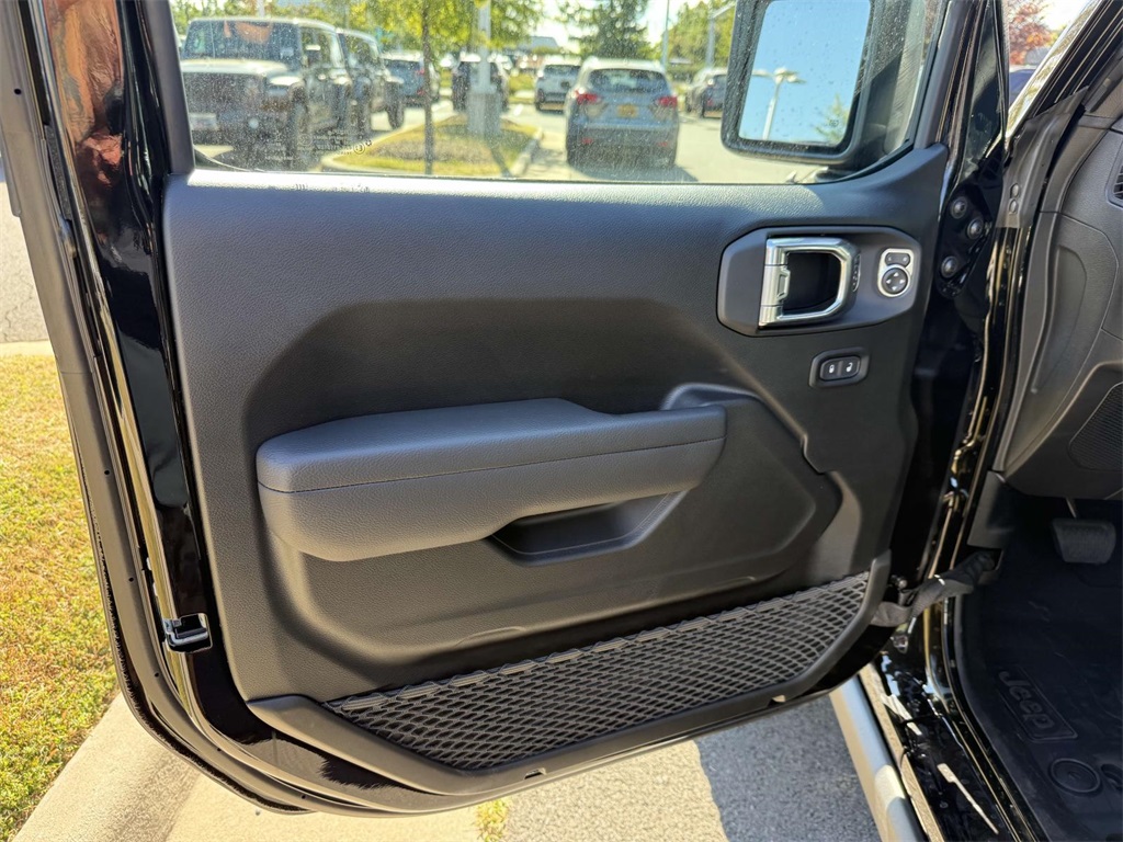 2025 Jeep Wrangler Willys photo 24
