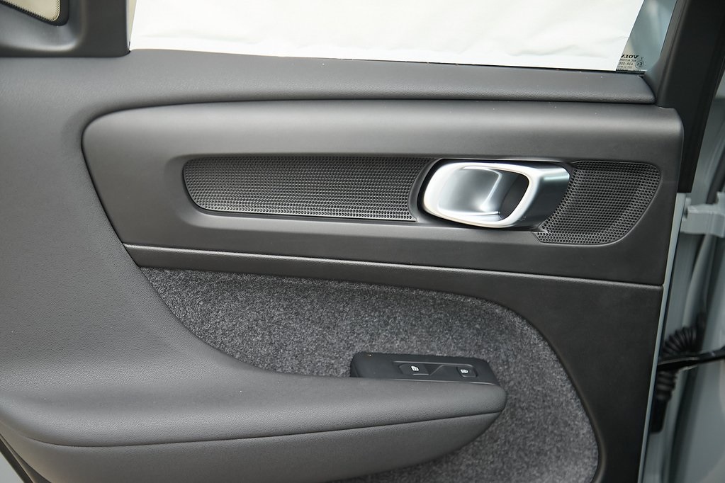 2025 VOLVO XC40 - Image 17