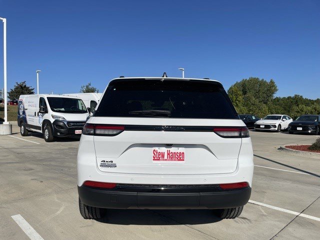 2025 Jeep Grand Cherokee Altitude photo 3
