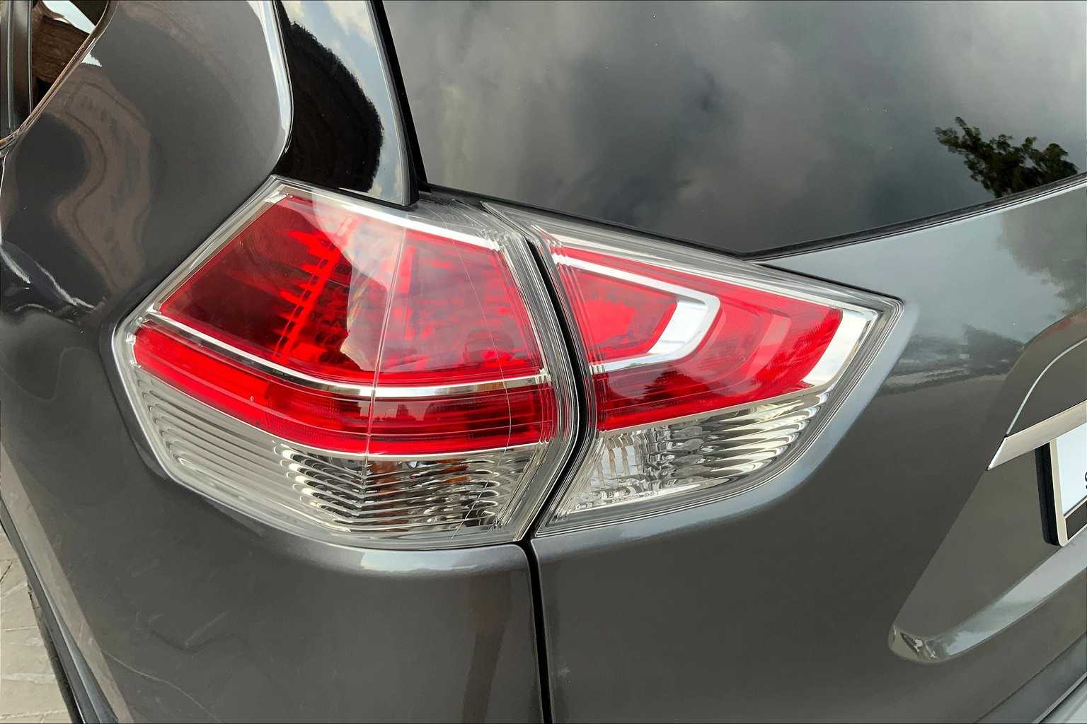2016 Nissan Rogue SV photo 27