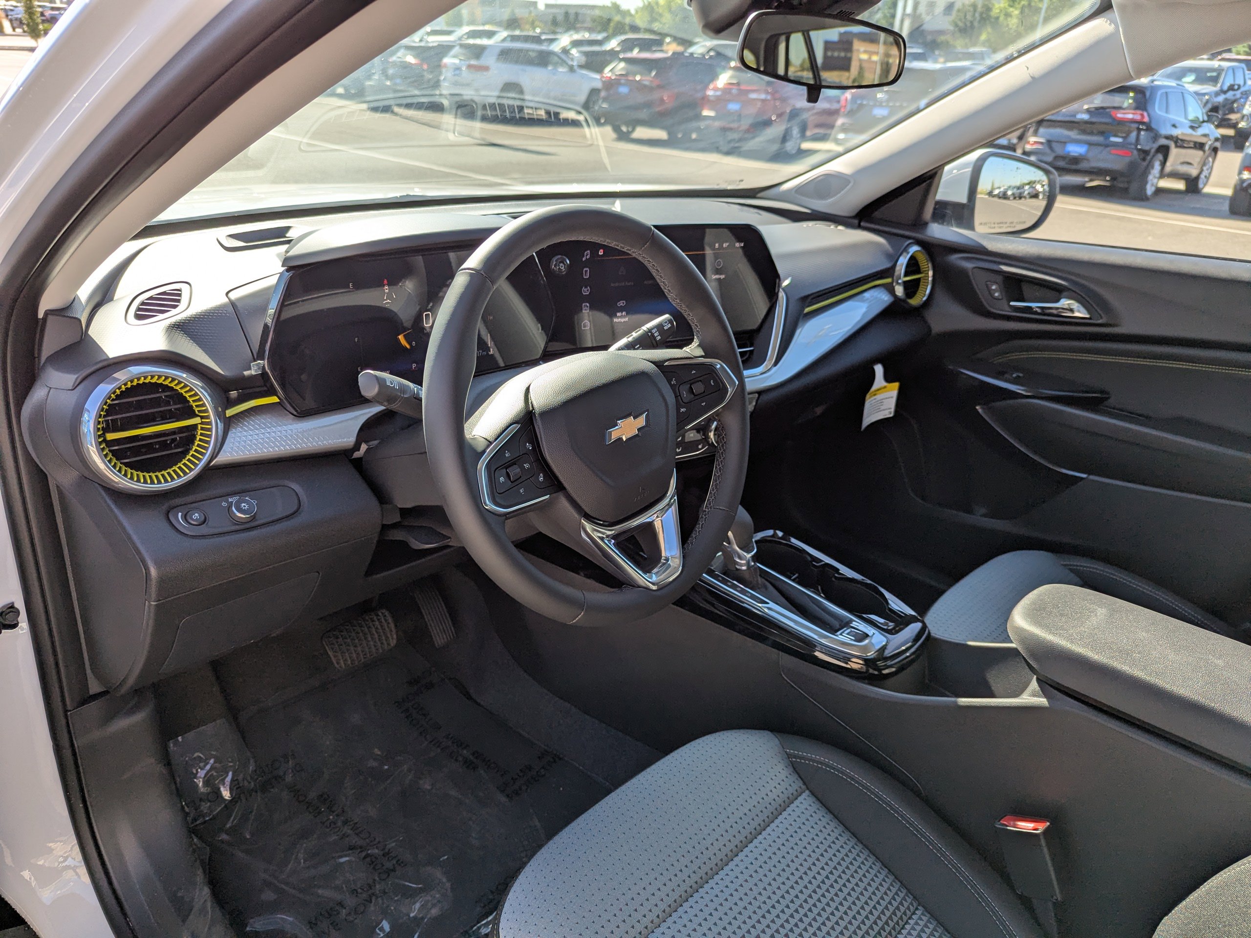 2025 Chevrolet Trax LT photo 9