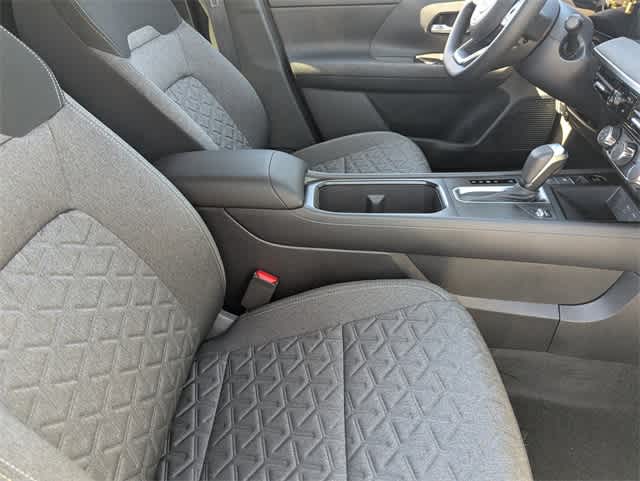 2025 Nissan Kicks SV photo 10