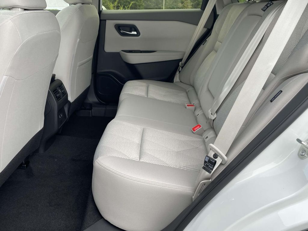 2025 Nissan Rogue SV photo 8