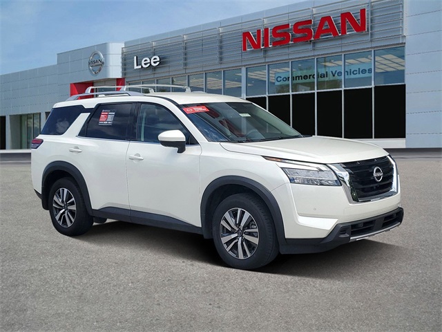 2024 Nissan Pathfinder SL's photo