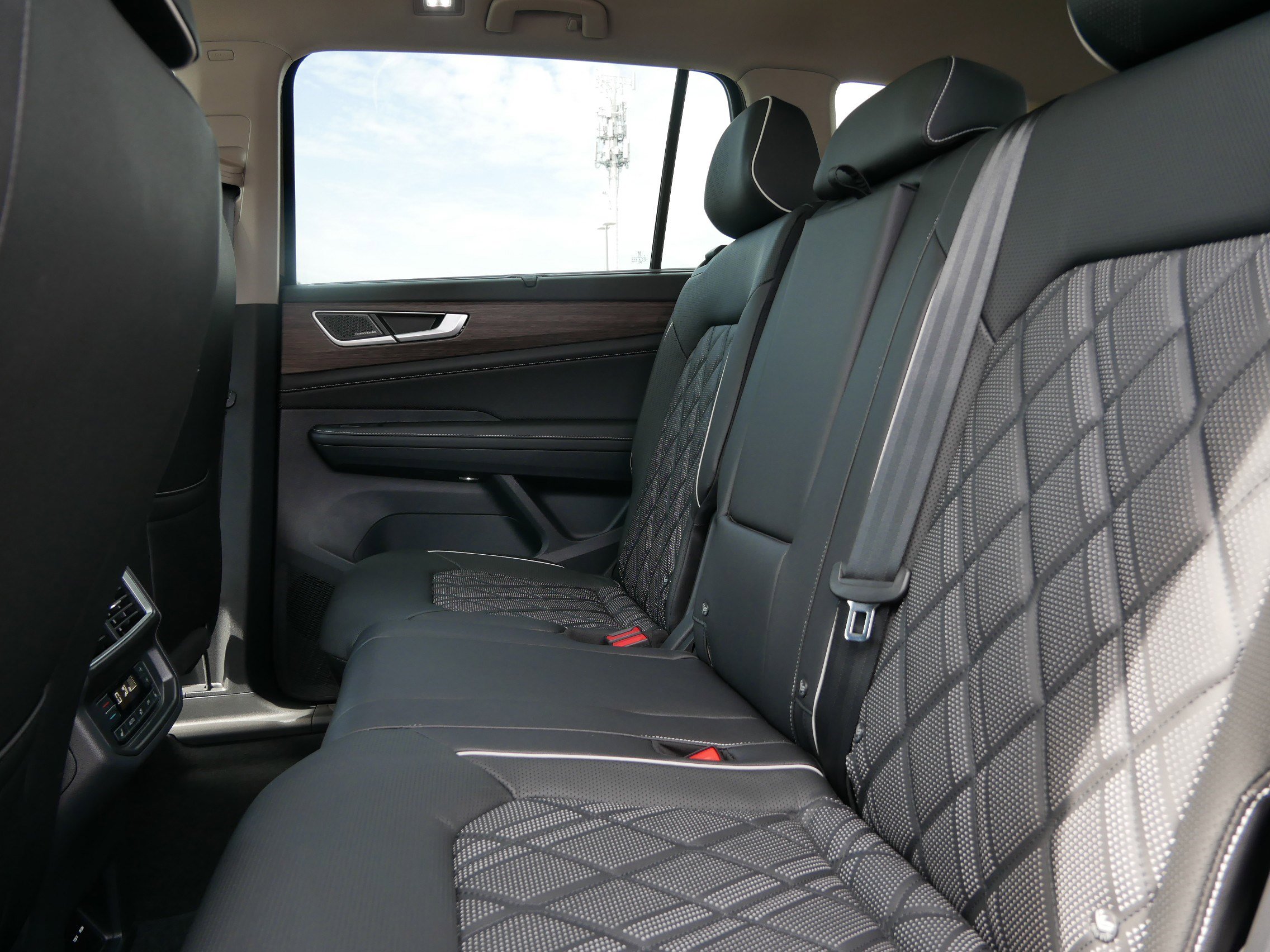 2025 Volkswagen Atlas SEL Premium R-Line photo 4