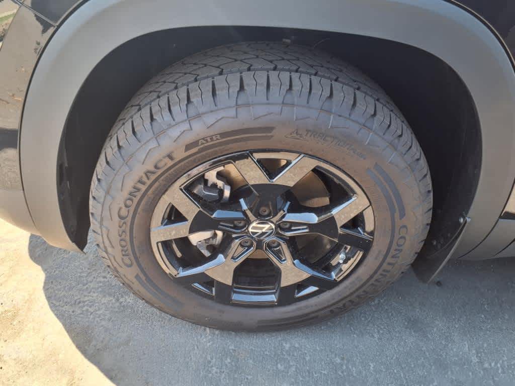 2025 Volkswagen Atlas Peak Edition SE photo 3