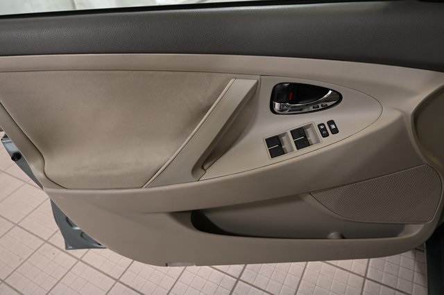 2011 Toyota Camry photo 16