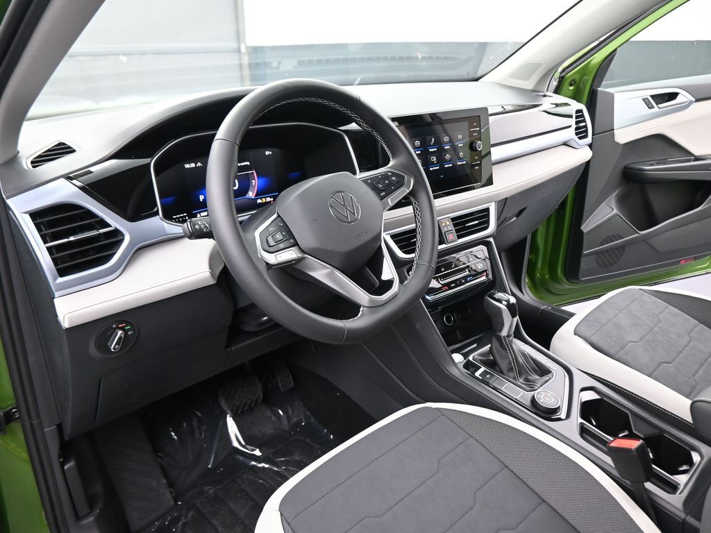 2025 Volkswagen Taos SE photo 35