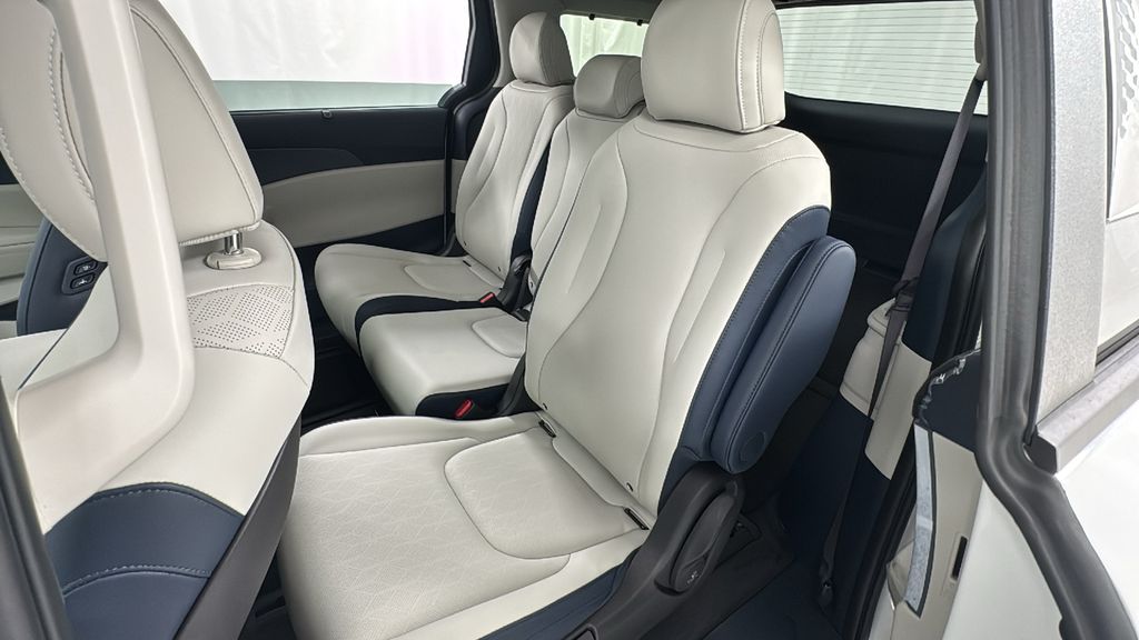 2026 Kia Carnival EX photo 12