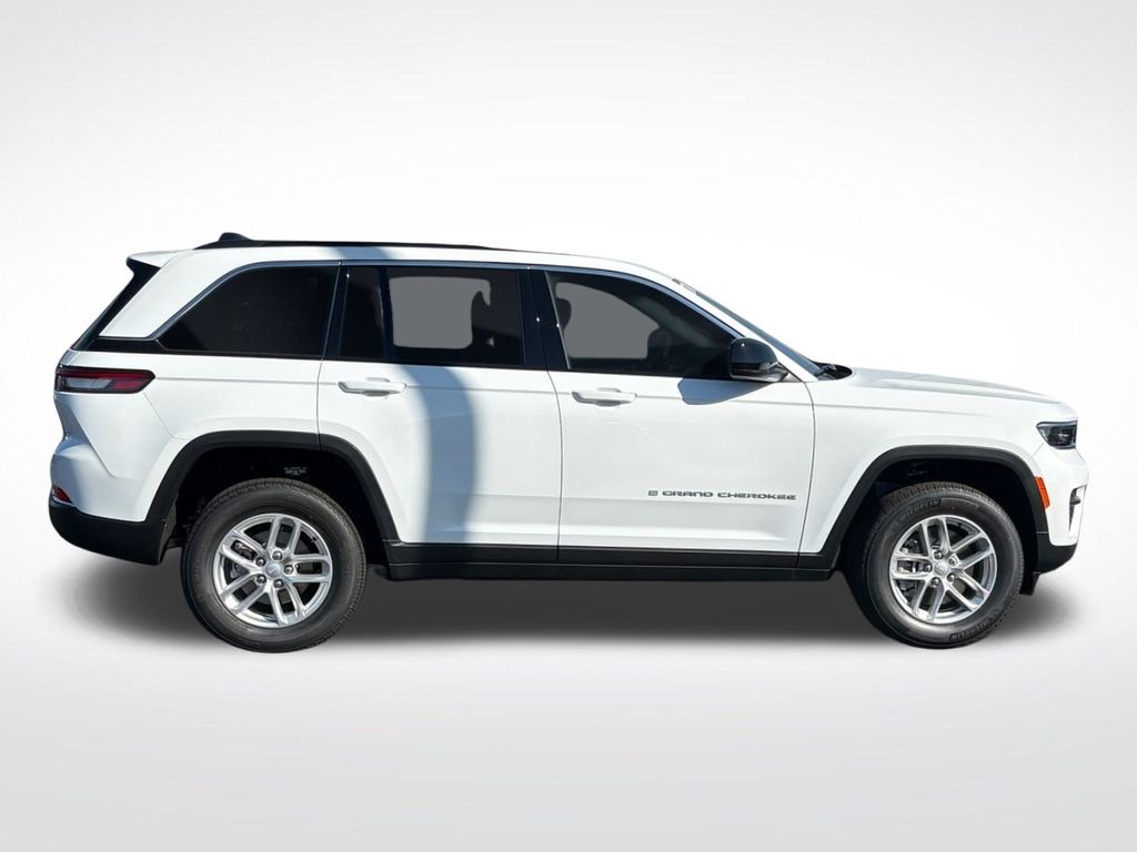 2025 Jeep Grand Cherokee Laredo X photo 2