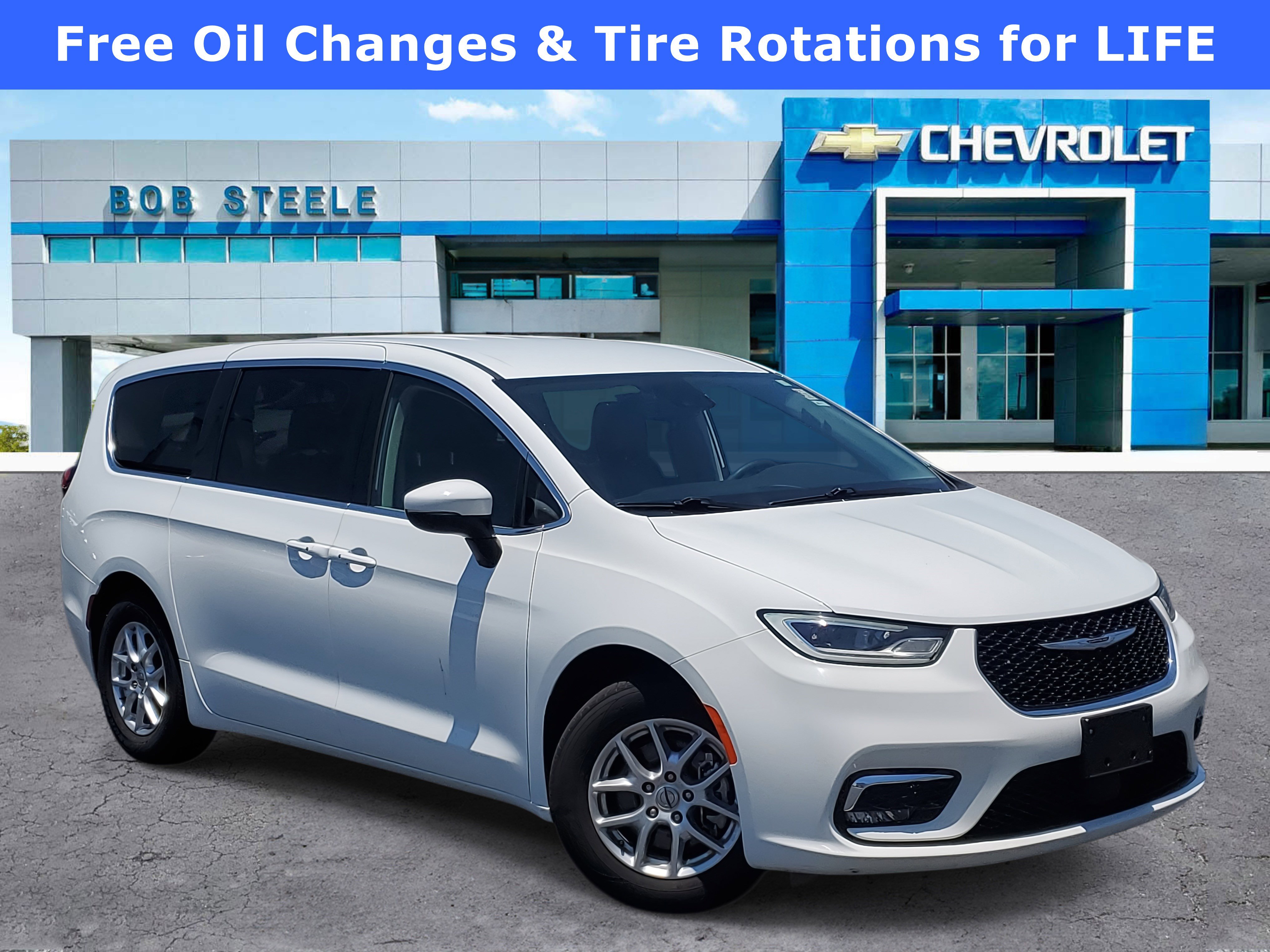 2023 Chrysler Pacifica Touring L photo 2