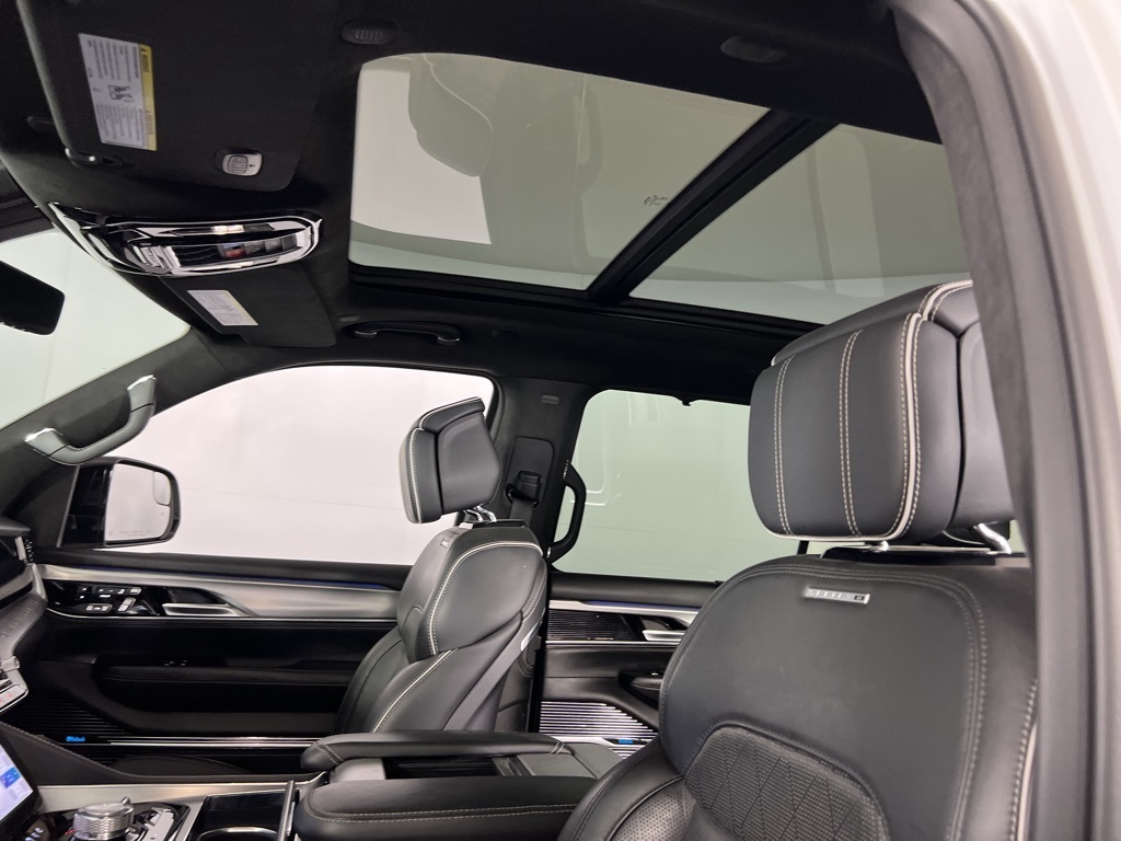 2023 Jeep Grand Wagoneer II photo 21