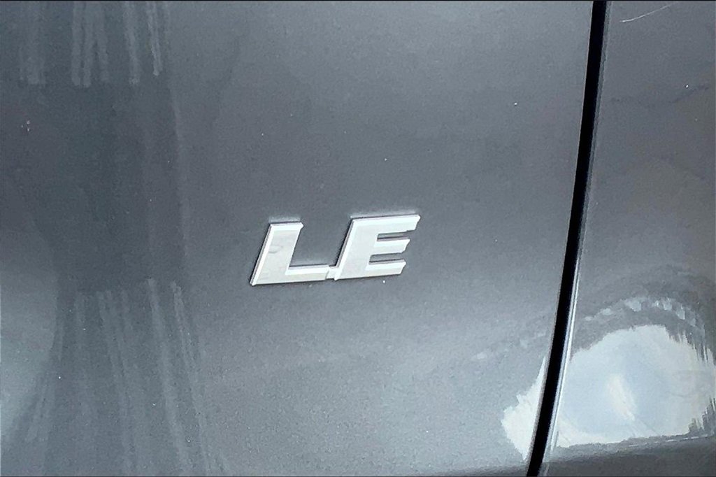 2021 Toyota RAV4 LE photo 7