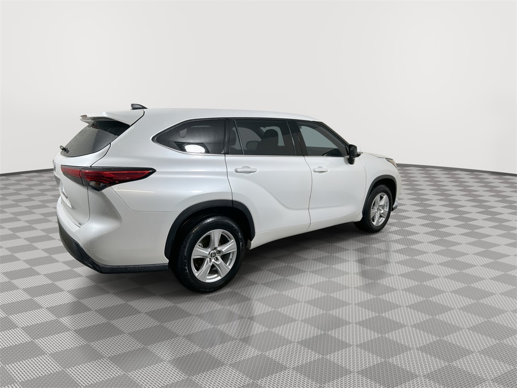 2022 Toyota Highlander LE photo 7
