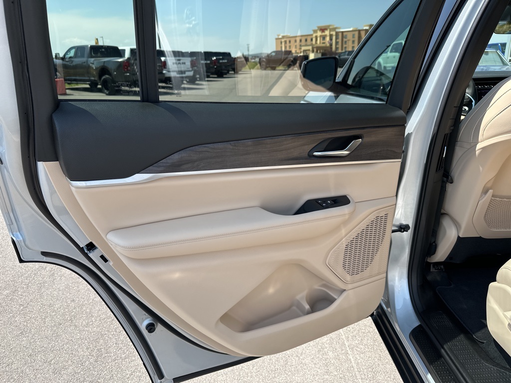 2025 Jeep Grand Cherokee Limited photo 25