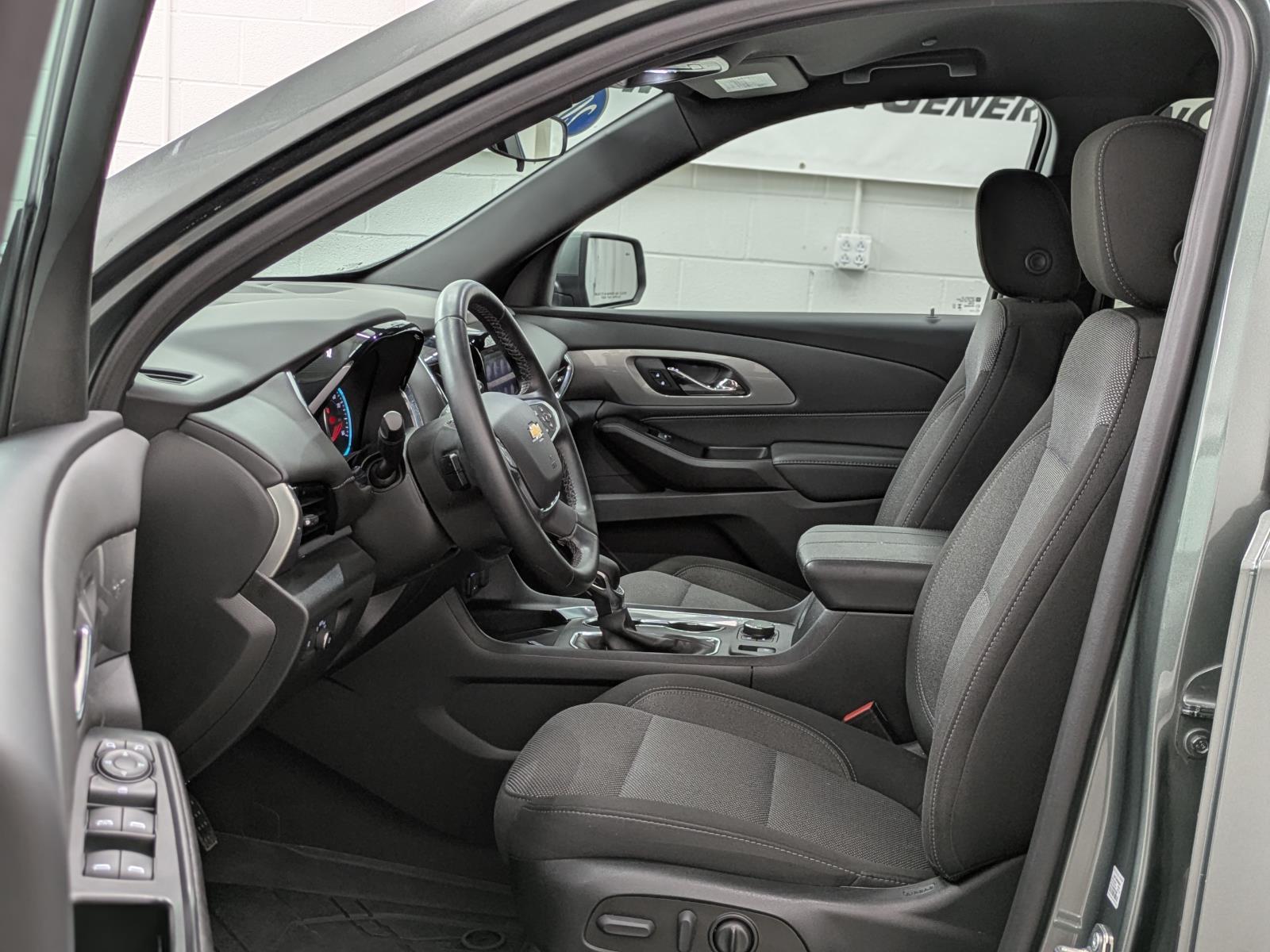 2023 Chevrolet Traverse Cloth photo 2