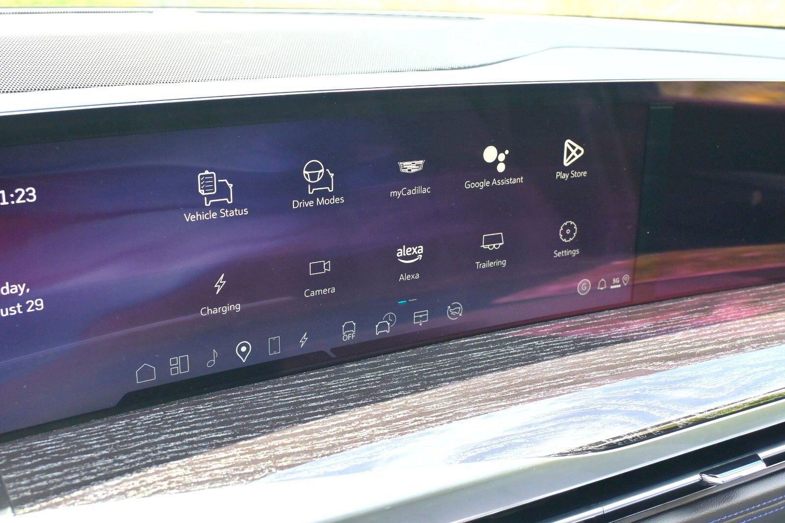 2025 Cadillac Escalade IQ Sport photo 3