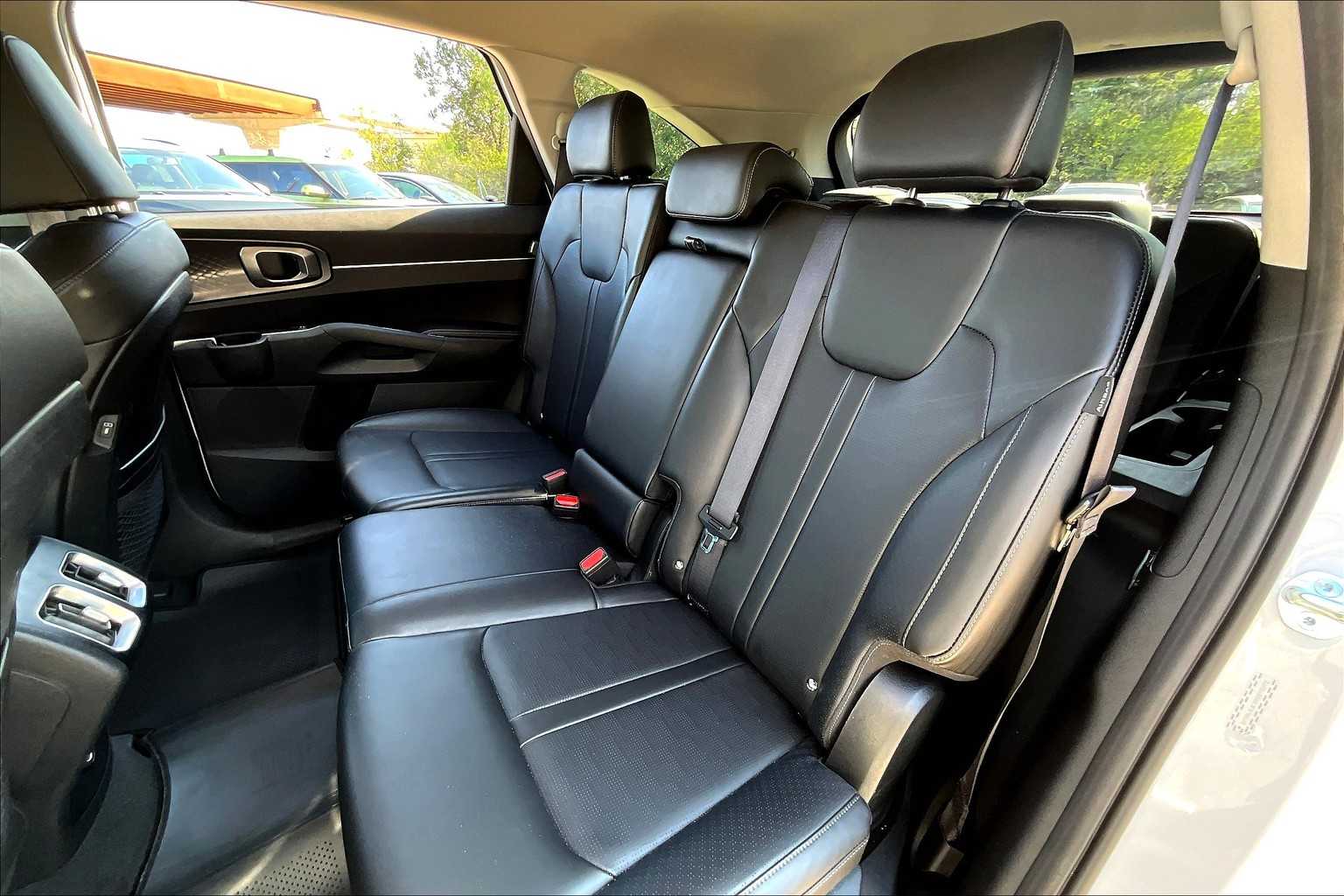2024 Kia Sorento S photo 18