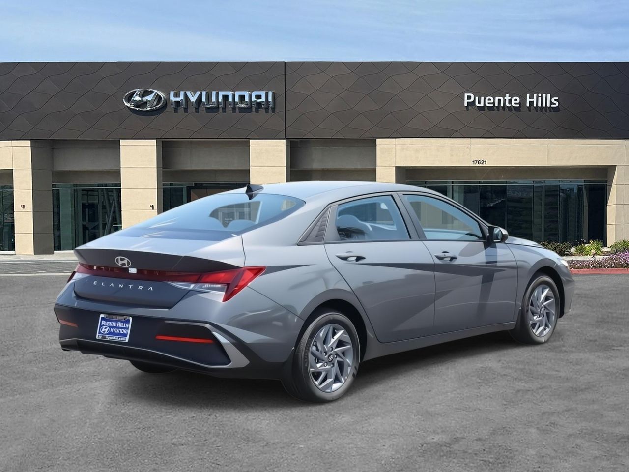 2025 Hyundai Elantra SEL Sport photo 2