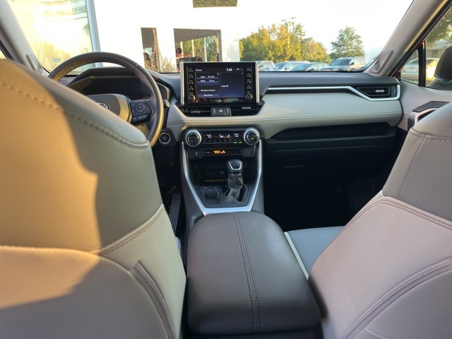 2019 Toyota RAV4 XLE Premium photo 16