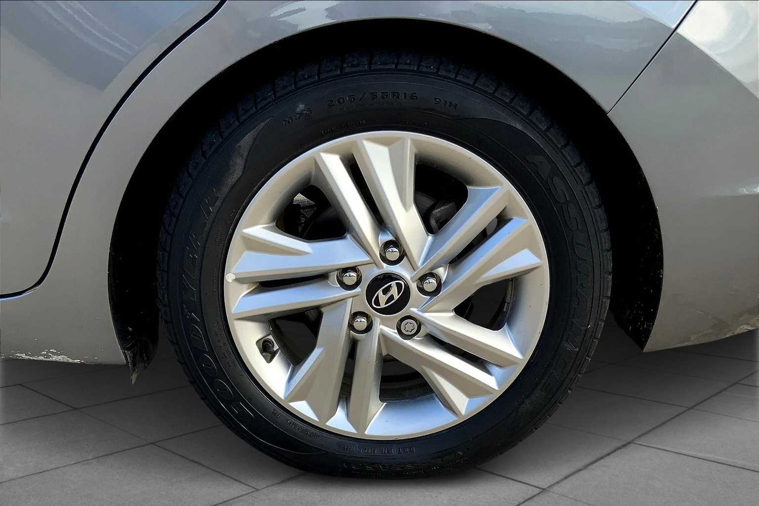 2019 Hyundai Elantra Value Edition photo 9