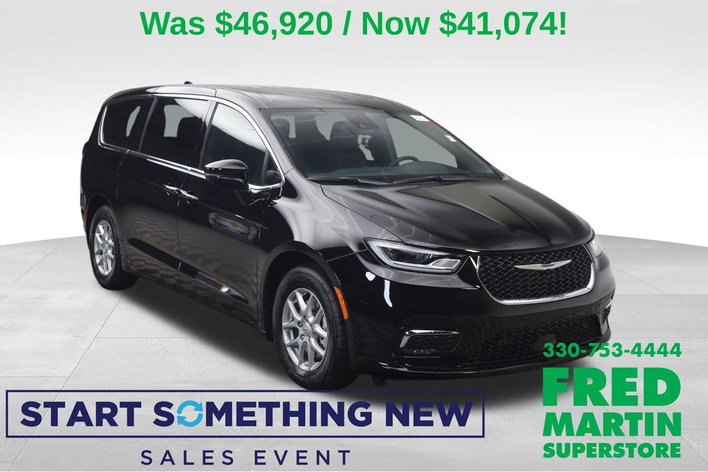 2026 Chrysler Pacifica Select's photo
