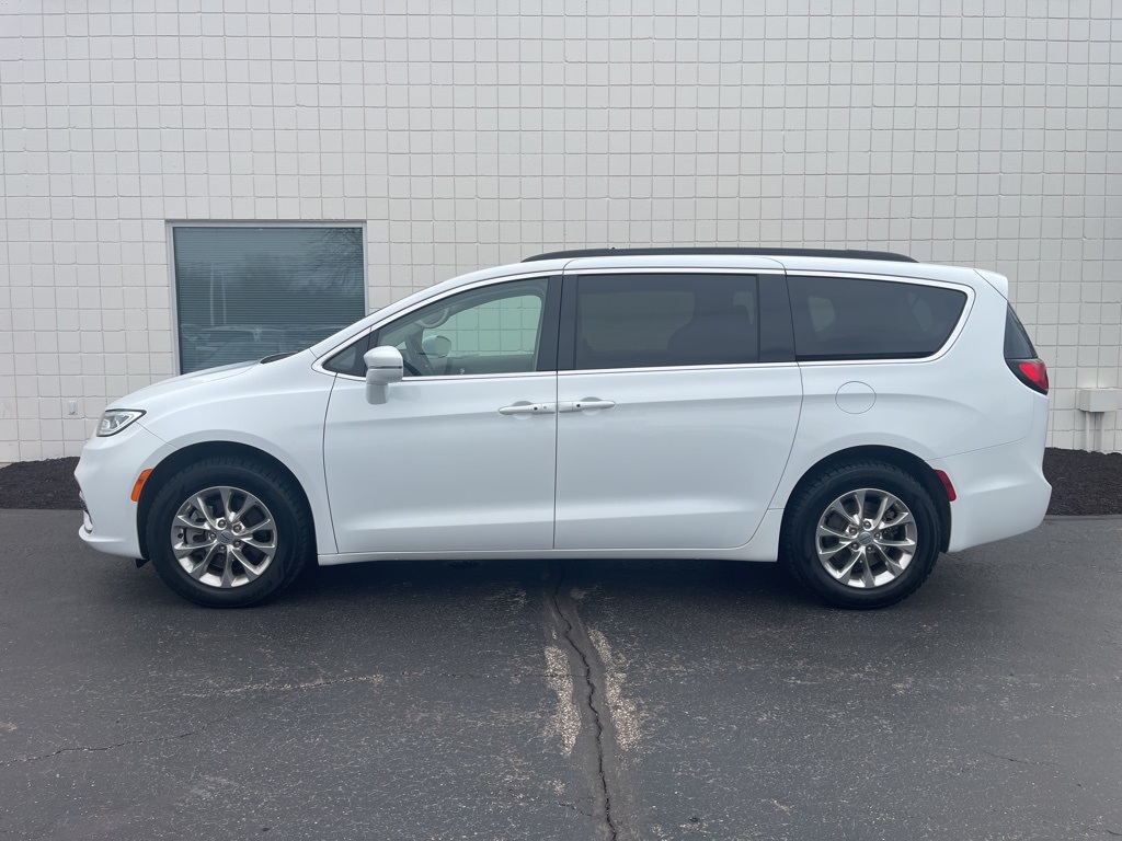 2022 Chrysler Pacifica Touring L photo 2