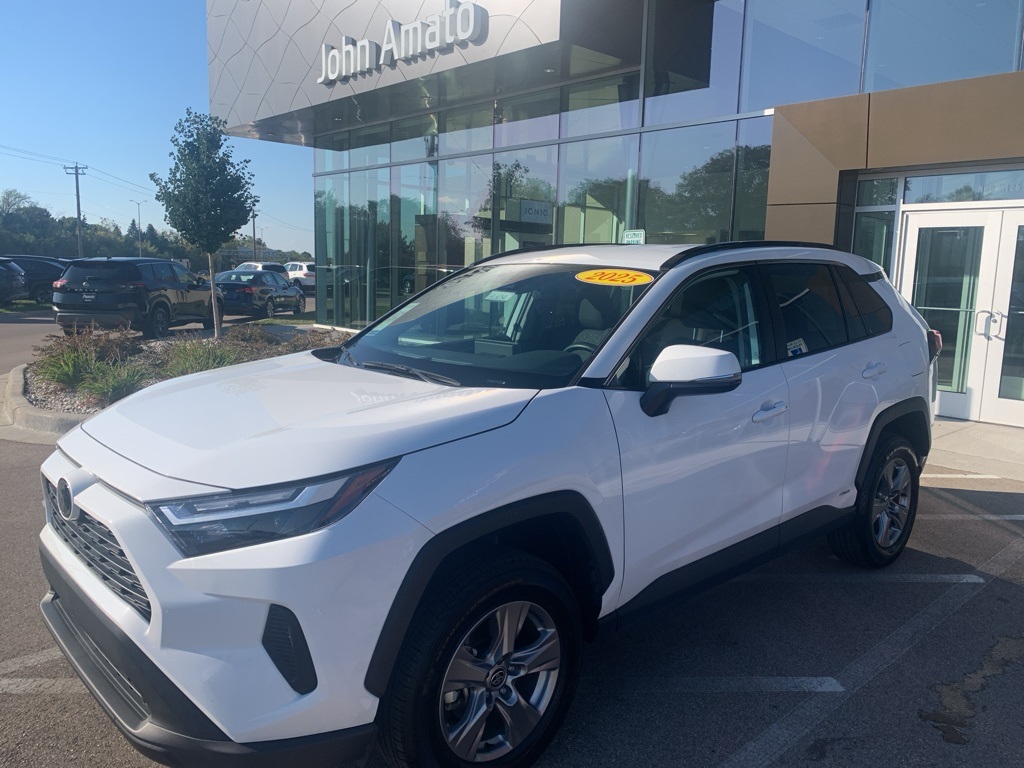 2025 Toyota RAV4 XLE's photo