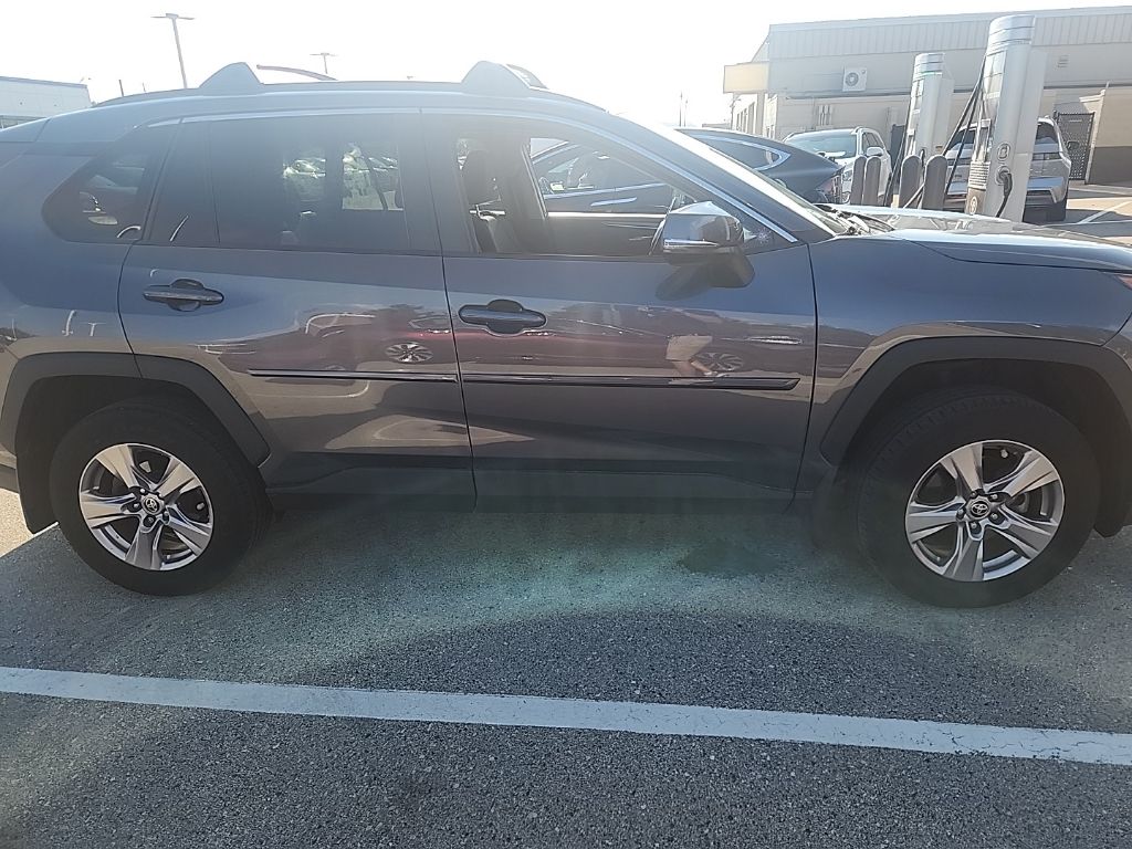 2022 Toyota RAV4 XLE photo 3