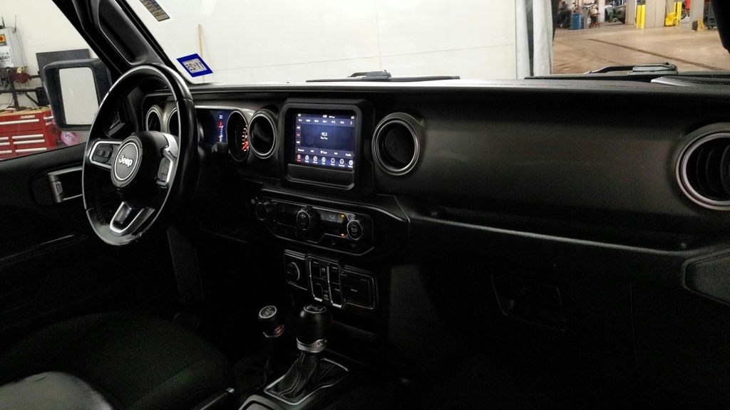 Used 2020 Silver Jeep Unlimited Sahara image 27