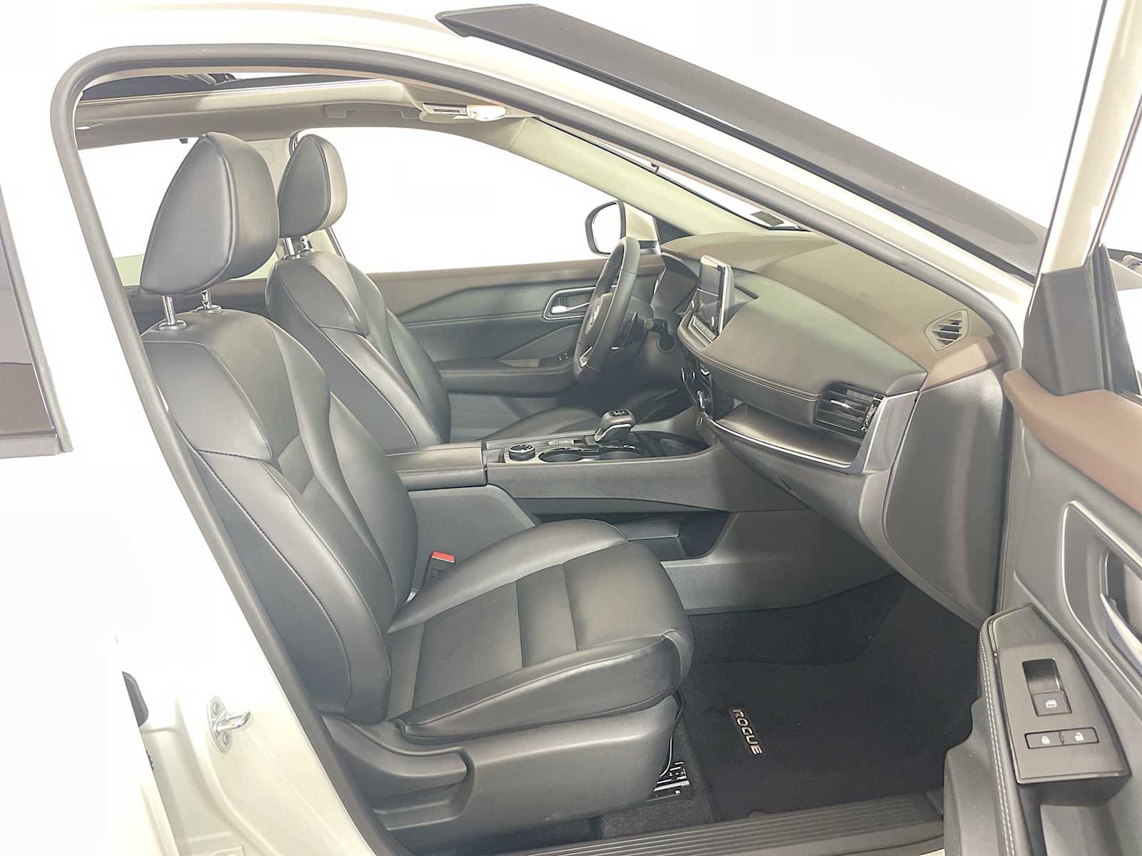2021 Nissan Rogue SV photo 23