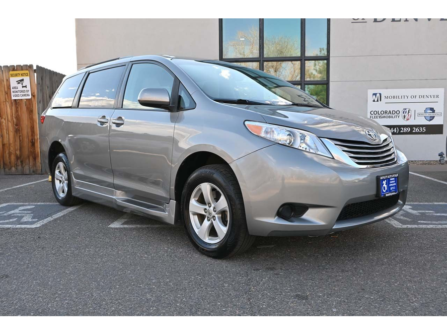 2015 Toyota Sienna LE photo 3