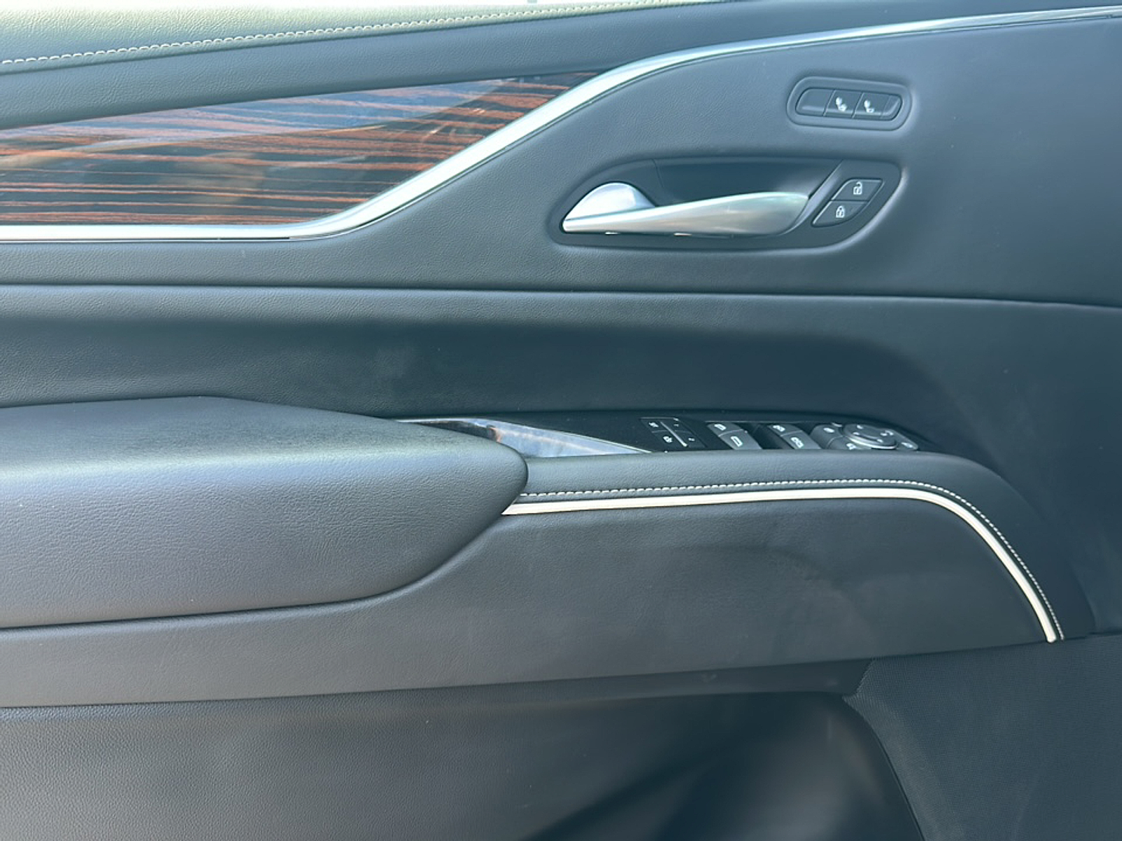 2023 Cadillac Escalade Luxury photo 5