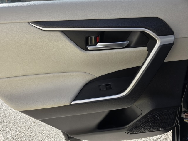 2019 Toyota RAV4 XLE photo 10