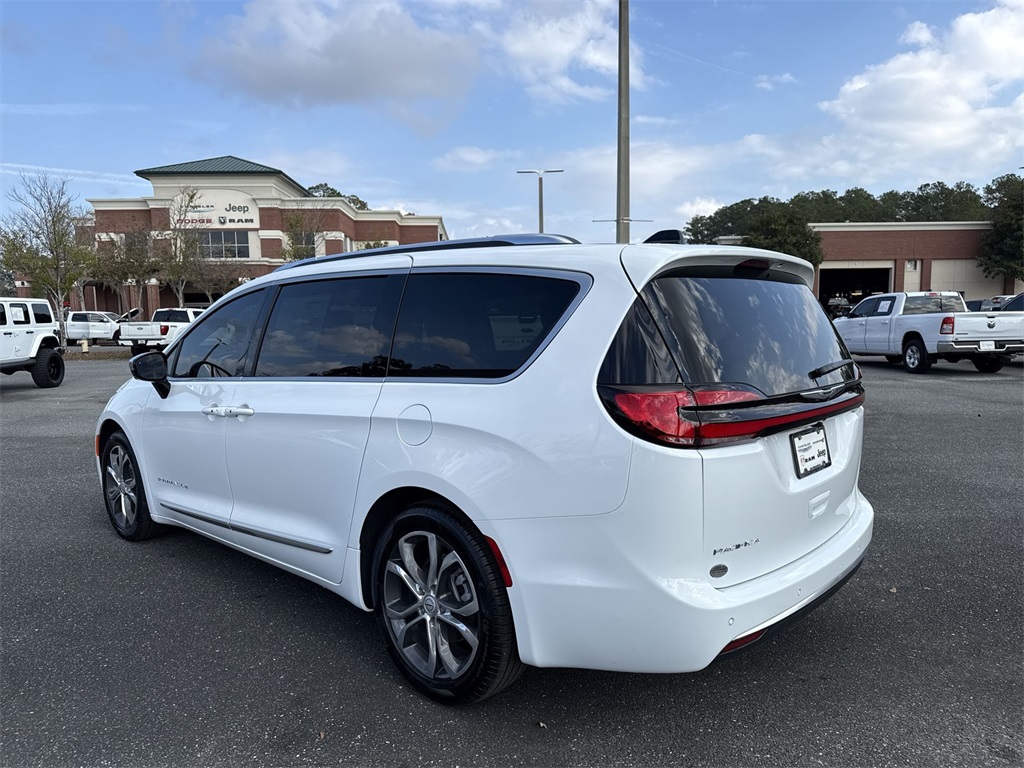 2026 Chrysler Pacifica Pinnacle photo 4