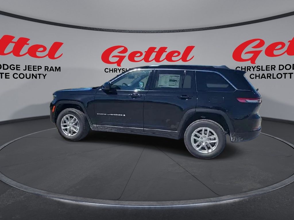2025 Jeep Grand Cherokee Laredo photo 3