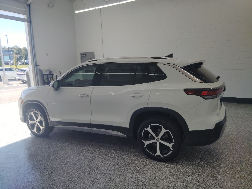 2026 Volkswagen Tiguan SE photo 3