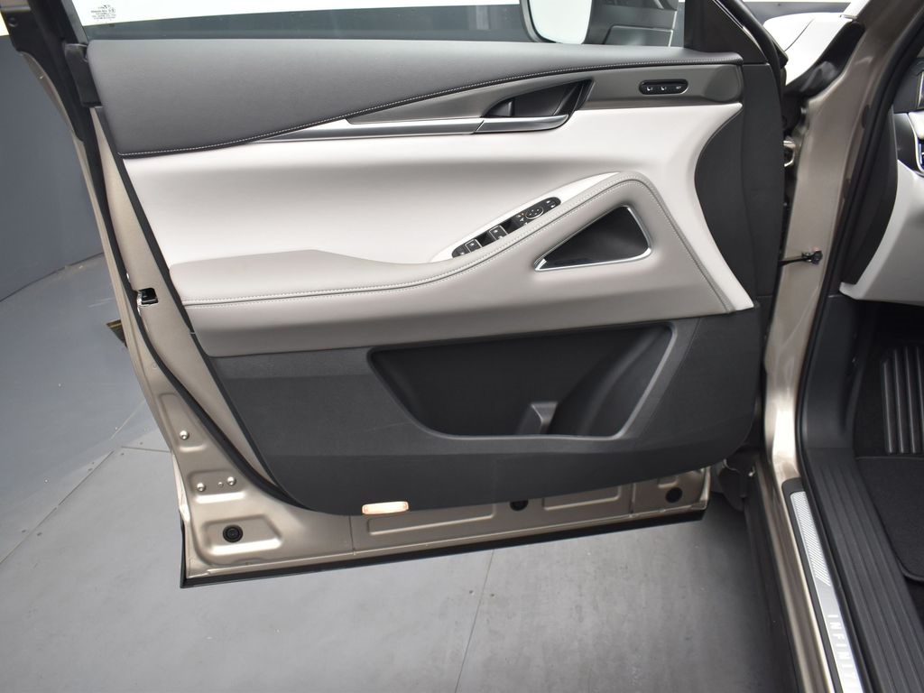 2026 Infiniti QX60 Luxe photo 9