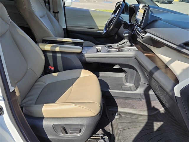 2024 Toyota Sienna XLE photo 17