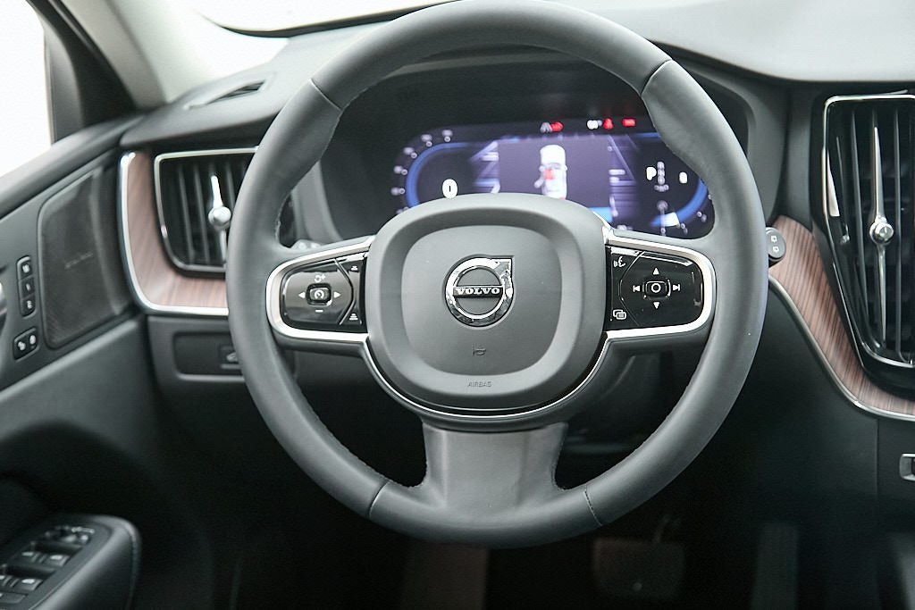 2023 VOLVO XC60 - Image 24